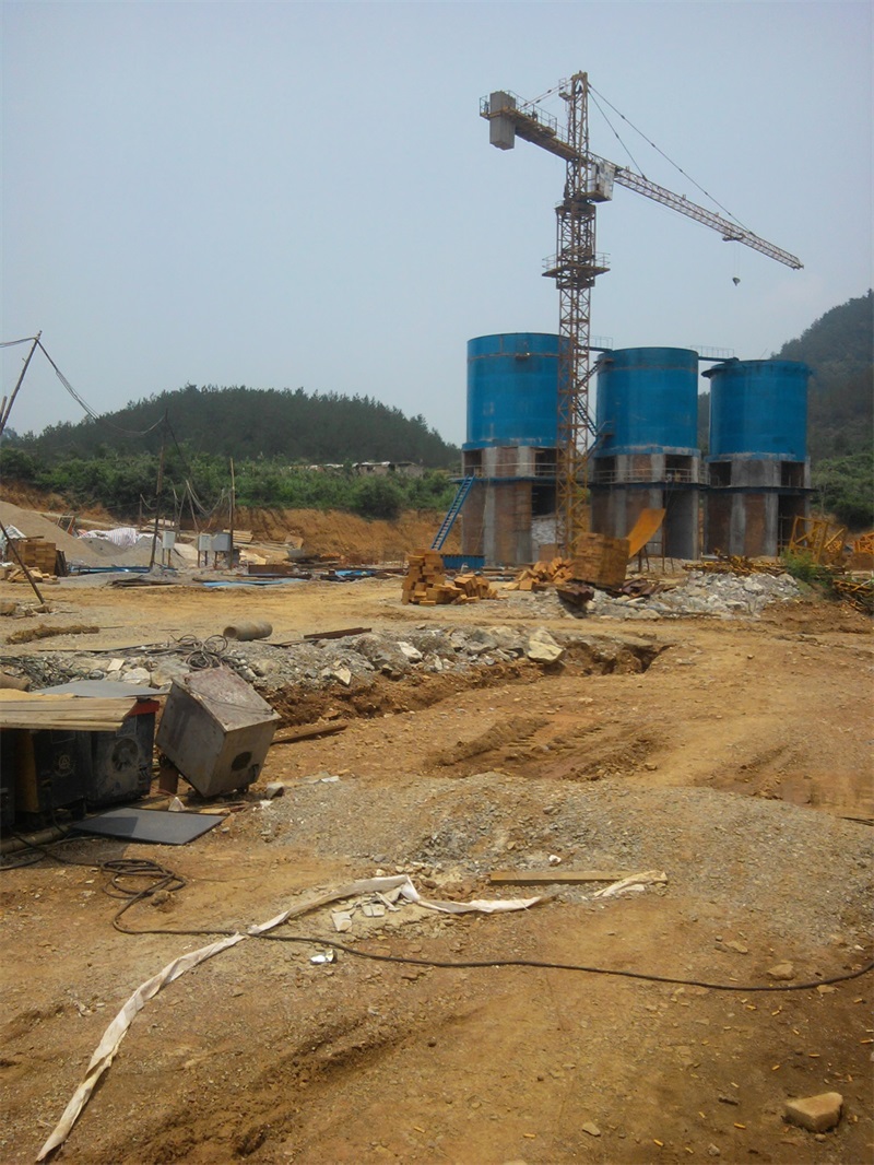 寶湖冶金廠石灰石窯爐制作現(xiàn)場(chǎng)